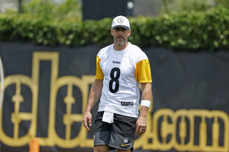 Pittsburgh Steelers Sign QB Aaron Rodgers to One-Year $13.6 Million Deal