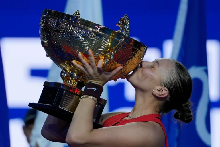 2025 China Open: Anisimova tops Noskova to win first China Open title